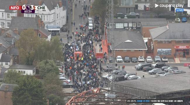 '도저히 못 보겠다' 경기 안 끝났는데 우르르 나간 노팅엄 팬들...포스텍은 경기 직후 경질