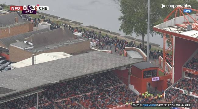 '도저히 못 보겠다' 경기 안 끝났는데 우르르 나간 노팅엄 팬들...포스텍은 경기 직후 경질