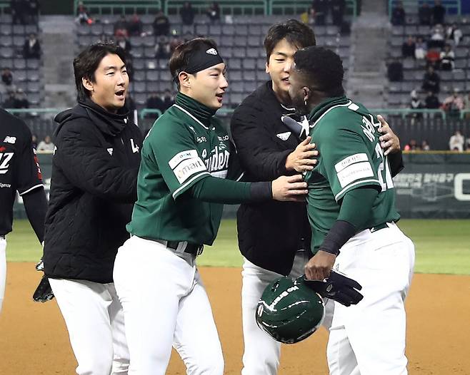 공 하나 던지는데 6분 30초 걸렸다, 폰세-구자욱에 감독들까지 흥분시킨 '고의 지연' 뭐길래 [PO1]