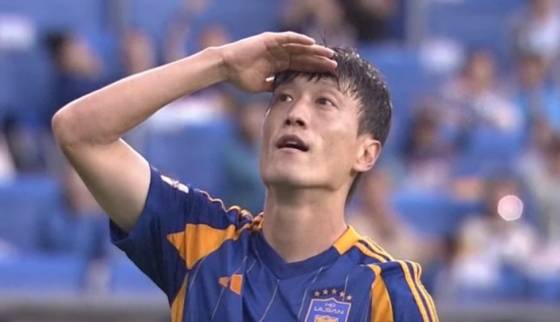 '뭔가 되게 억울한' 이청용, 신태용과 '진실게임' 불씨 당겼다... 골프 세리머니→셀프 불화 인정→환한 미소