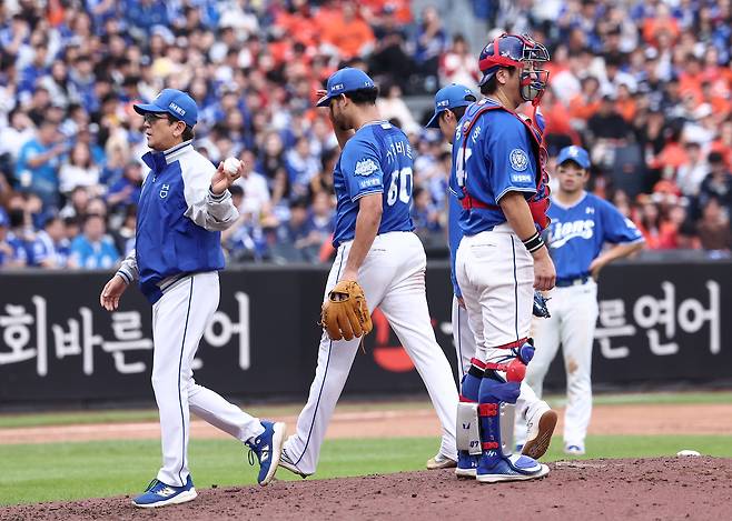 ‘야구에 만약은 없지만...’ 삼성 가라비토가 홈이 아닌 1루로 던졌다면? PO 1차전 승부를 가른 결정적 한 장면