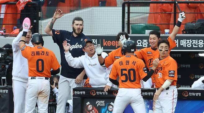 ‘야구에 만약은 없지만...’ 삼성 가라비토가 홈이 아닌 1루로 던졌다면? PO 1차전 승부를 가른 결정적 한 장면