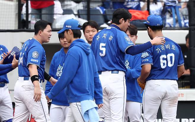 ‘야구에 만약은 없지만...’ 삼성 가라비토가 홈이 아닌 1루로 던졌다면? PO 1차전 승부를 가른 결정적 한 장면