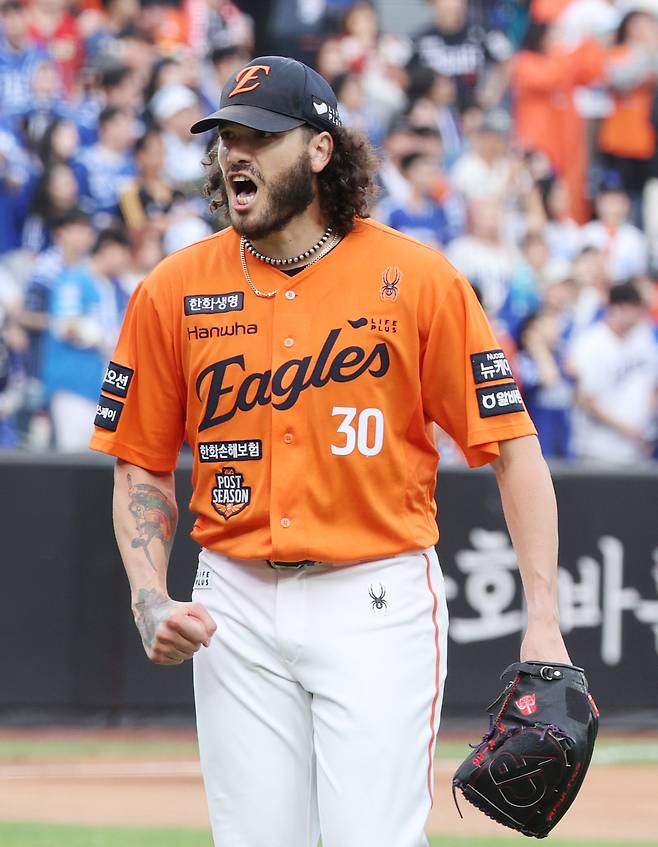 ‘야구에 만약은 없지만...’ 삼성 가라비토가 홈이 아닌 1루로 던졌다면? PO 1차전 승부를 가른 결정적 한 장면