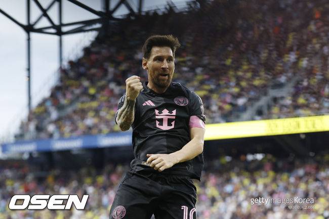 '해트트릭+1AS' 메시, 'SON 친구' 부앙가와 득점왕 경쟁서 5골 앞섰다...팀은 5-2 대승