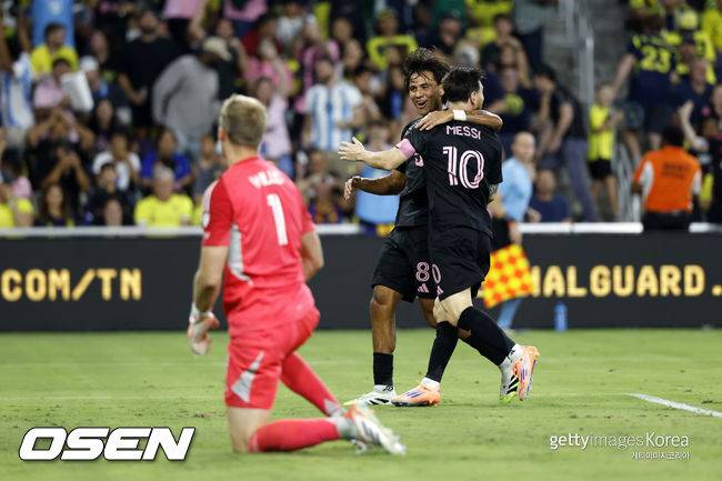 '해트트릭+1AS' 메시, 'SON 친구' 부앙가와 득점왕 경쟁서 5골 앞섰다...팀은 5-2 대승