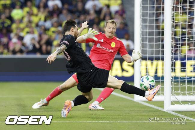 '해트트릭+1AS' 메시, 'SON 친구' 부앙가와 득점왕 경쟁서 5골 앞섰다...팀은 5-2 대승