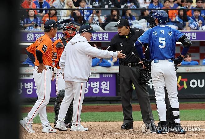 폰세와 PO 1차전 도중 신경전 구자욱