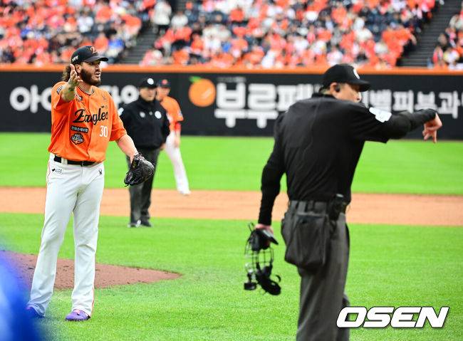 폰세 “규정 몰랐다” vs 구자욱 “솔직히 기분 좋지 않아” 피치클락 신경전, 앙금 풀리지 않았다 [PO2]