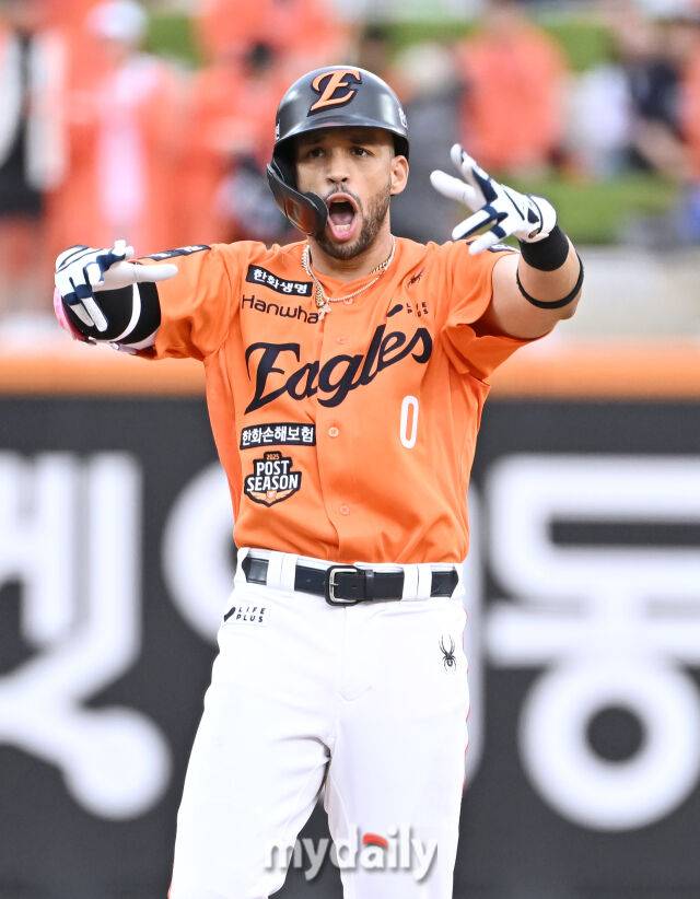 '역시' 리베라토 한화 복덩이 맞구나, 70억 FA 상대 선제 솔로포 폭발…한화 선수 2554일 만에 PS 홈런 기록 [MD대전 PO2]