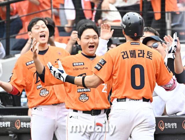 '역시' 리베라토 한화 복덩이 맞구나, 70억 FA 상대 선제 솔로포 폭발…한화 선수 2554일 만에 PS 홈런 기록 [MD대전 PO2]