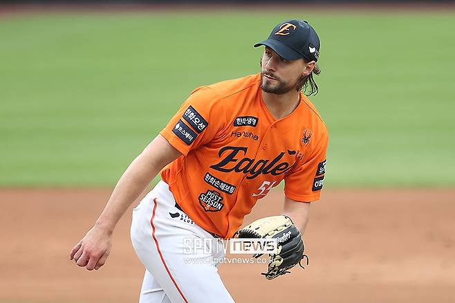 한화 최강 원투펀치라며, 삼성 핵펀치에 KO 위기… 폰세 이어 와이스도 3회까지 4실점 ‘체면 구겨지네’