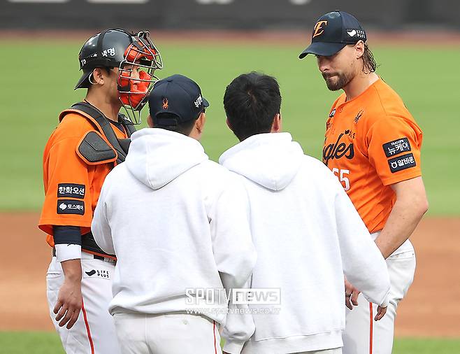 한화 최강 원투펀치라며, 삼성 핵펀치에 KO 위기… 폰세 이어 와이스도 3회까지 4실점 ‘체면 구겨지네’