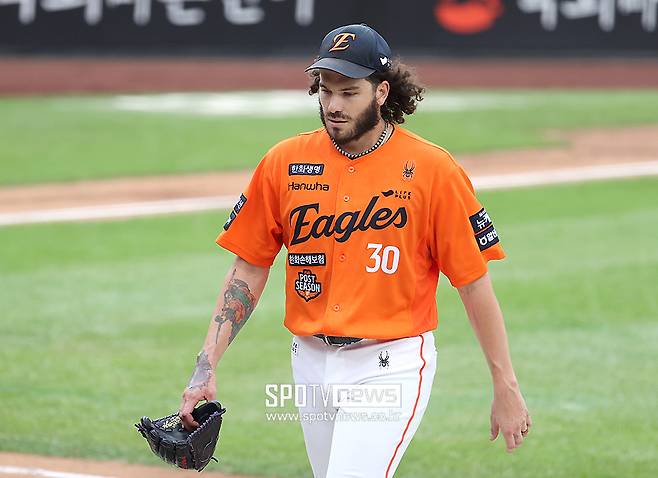 한화 최강 원투펀치라며, 삼성 핵펀치에 KO 위기… 폰세 이어 와이스도 3회까지 4실점 ‘체면 구겨지네’