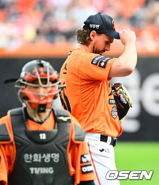 '한화 대충격' 믿기지 않는 일이 벌어졌다, 폰세 6실점→와이스 5실점…5회도 못 버티고 끝, 포수까지 동반 교체 [PO2]