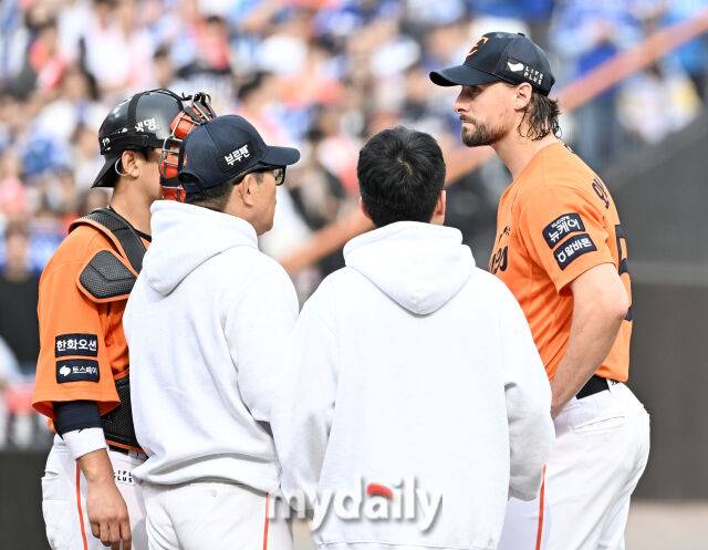 '한화 비상' 폰세→와이스 동시 붕괴 실화인가…156km 던지면 뭐하나, 와이스 5실점 강판 충격 '포수도 교체' [MD대전 PO2]