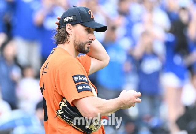 '한화 비상' 폰세→와이스 동시 붕괴 실화인가…156km 던지면 뭐하나, 와이스 5실점 강판 충격 '포수도 교체' [MD대전 PO2]