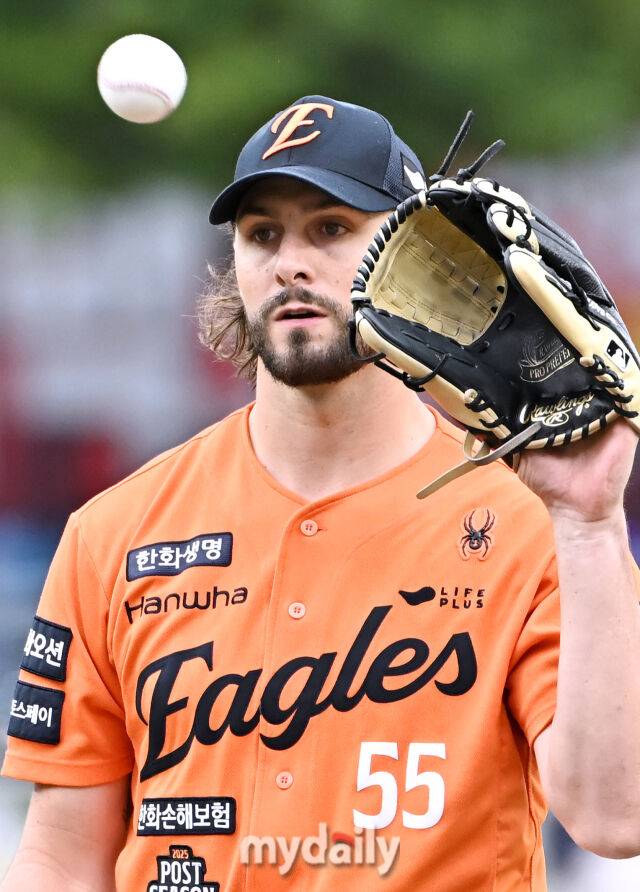 '한화 비상' 폰세→와이스 동시 붕괴 실화인가…156km 던지면 뭐하나, 와이스 5실점 강판 충격 '포수도 교체' [MD대전 PO2]