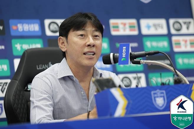 [단독]‘신태용 폭로→골프 세리머니’ 이청용 향해 “살인, 폭행” 비난, 울산HD 법적 대응 검토