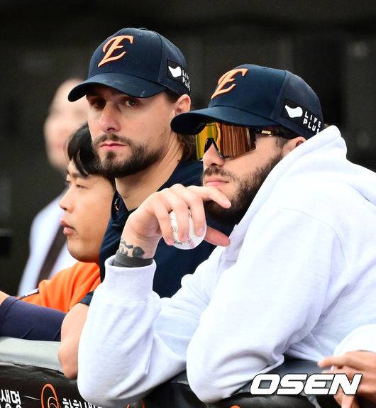 한화 시즌 때 이런 적 없었는데…폰세-와이스 11실점이라니, 결국 또 류현진이 해줘야 한다 [PO2]