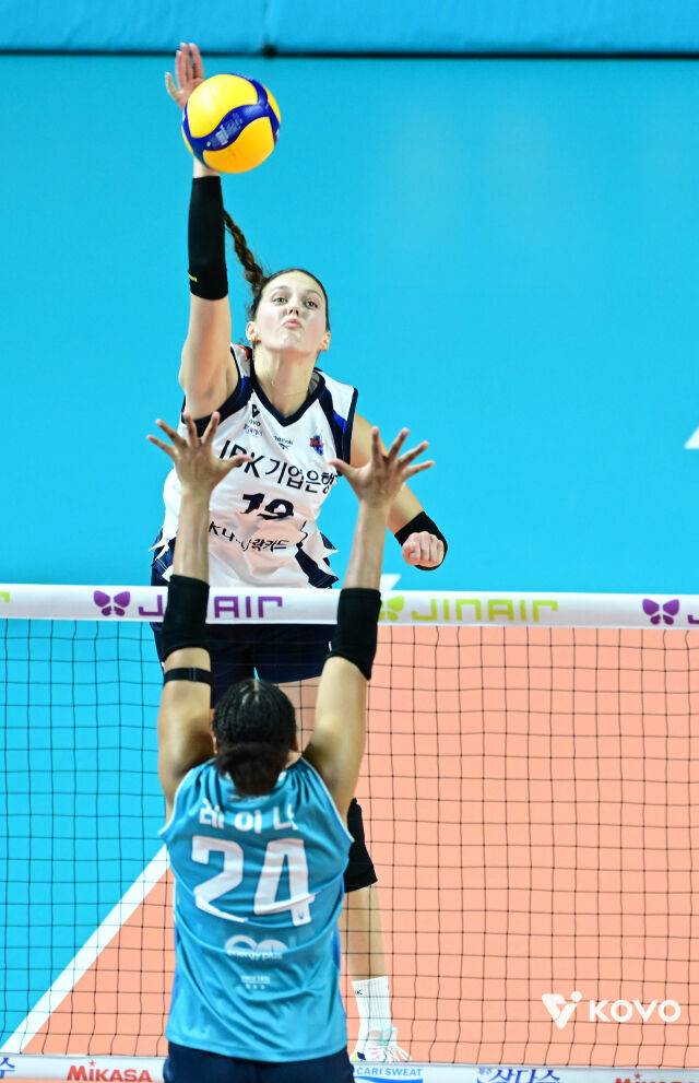 '이럴수가' GS칼텍스 대이변, 개막전서 우승 후보 IBK 3-1 제압... 쿠바 특급 29점 맹폭 [MD장충]