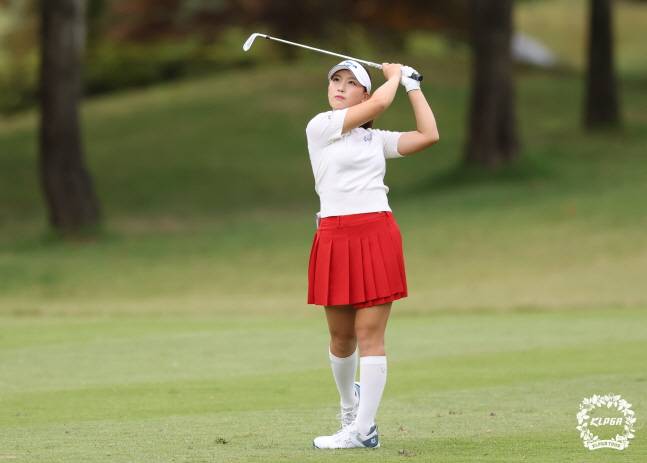 '무려 5번의 연장' 2.16억짜리 환상 퍼트, 이율린이 끝냈다 '첫 정상 감격'... 박지영 시즌 첫 우승 무산 [KLPGA]