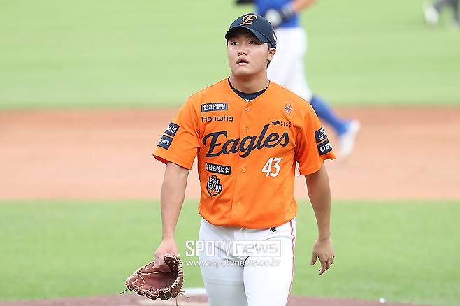 한화 슈퍼루키, 야구 역사상 이런 19살 있었나… PS에서도 15구 연속 돌직구 펑펑, 알고도 못 친 이유 있다