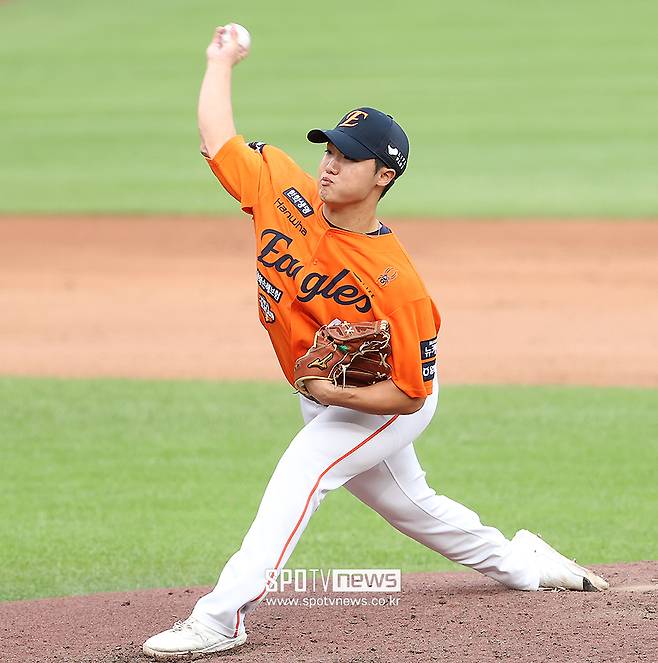 한화 슈퍼루키, 야구 역사상 이런 19살 있었나… PS에서도 15구 연속 돌직구 펑펑, 알고도 못 친 이유 있다