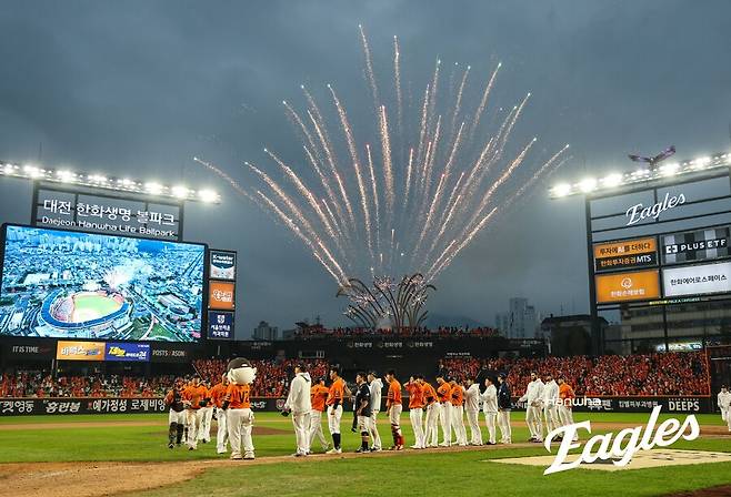 한화 왜 졌는데 '불꽃쇼' 진행했을까…냉혹한 스포츠의 세계서 빛난 회장님의 결단