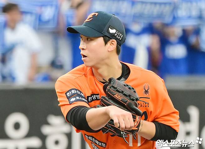 'ERA 0.87' 9월 대활약 허상이었나…'78억 FA' 엄상백, 끝내 '볼넷+피홈런' 약점 노출→가을의 벽 못 넘었다