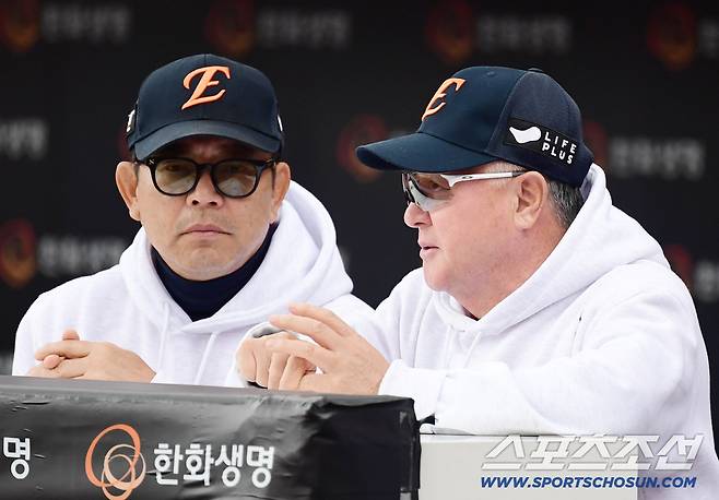 한화는 왜 4점차 포기할 상황이 아닌 가운데, 불펜 7명을 '쭈르륵' 투입했을까 [PO2 현장]