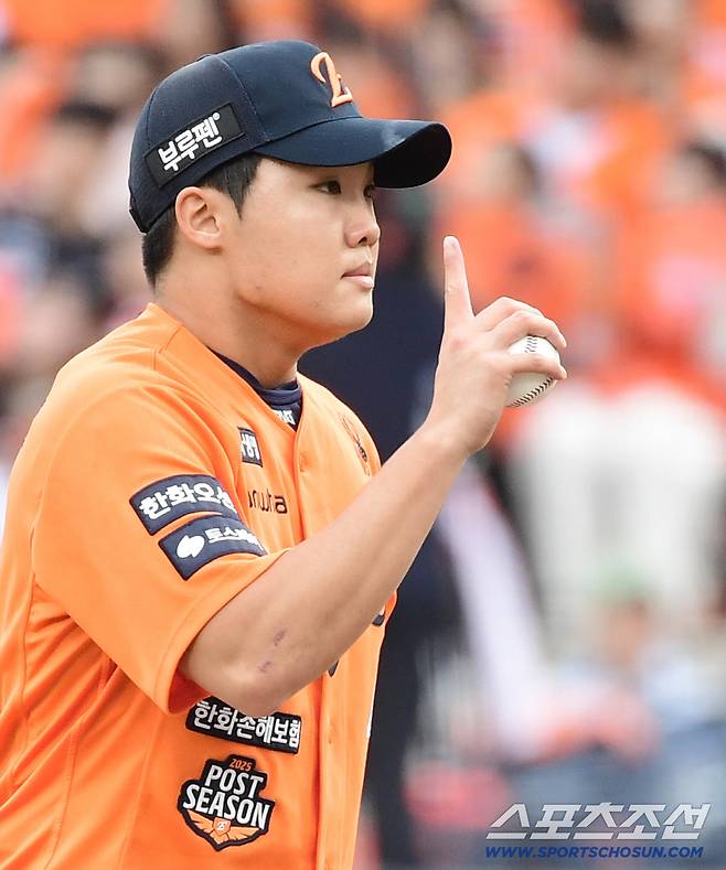 한화는 왜 4점차 포기할 상황이 아닌 가운데, 불펜 7명을 '쭈르륵' 투입했을까 [PO2 현장]