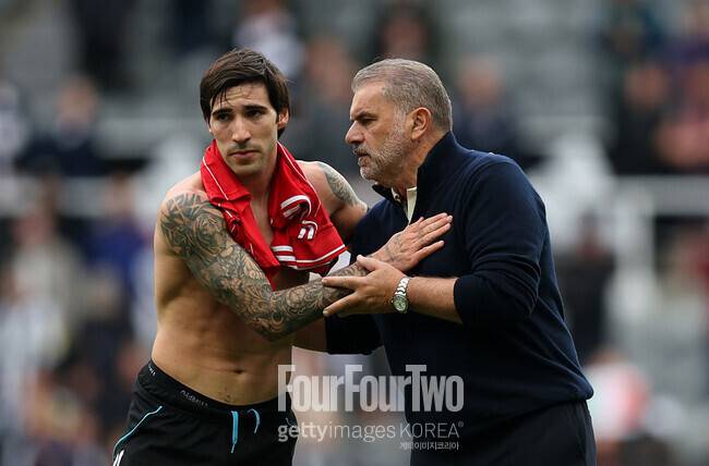 ‘경기 종료 10분 뒤’ 경질 통보 받은 포스텍…라커룸 마지막 인사 “더 많이 해주지 못해 미안해”