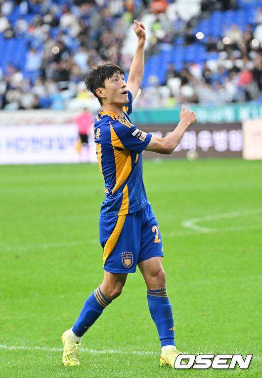 ‘골프 세리머니 오히려 역효과’ 이청용에게 팬들 비난 쏟아진다…신태용 감독과 불화설 악영향