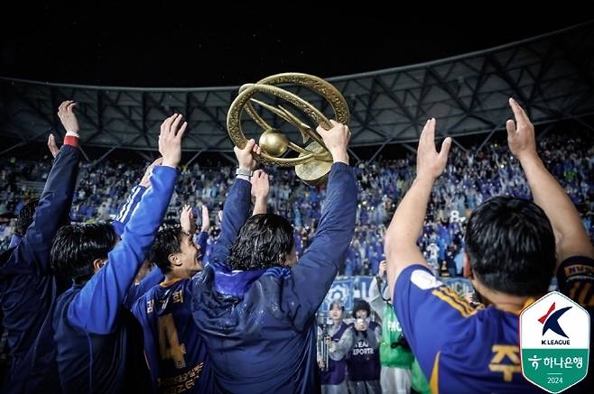 울산·신태용·이청용 모두를 향한 허정무의 고언 “존중 사라진 축구계 정신 차려야”···“말과 행동에 큰 책임감 필요” [이근승의 믹스트존]