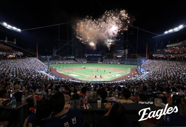 한화는 졌는데 왜 불꽃을 쏘아 올렸나…'직관' 회장님 마음 담겨 있었다