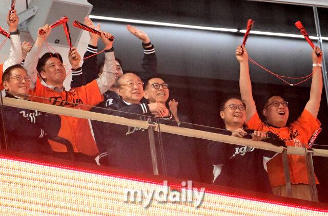 한화는 졌는데 왜 불꽃을 쏘아 올렸나…'직관' 회장님 마음 담겨 있었다