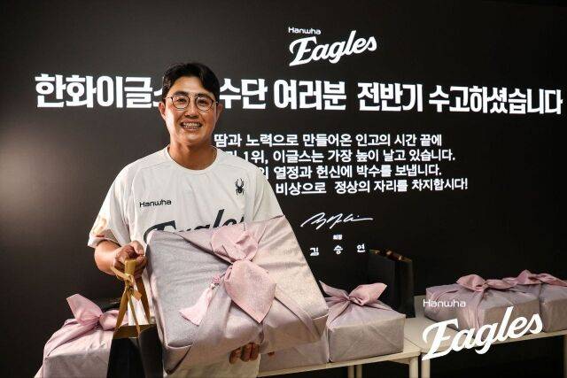 한화는 졌는데 왜 불꽃을 쏘아 올렸나…'직관' 회장님 마음 담겨 있었다