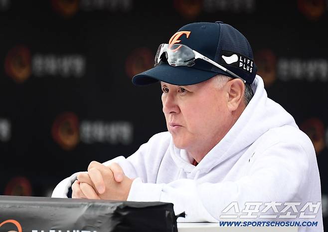 폰세-와이스 동반 붕괴, 3차전은 류현진인데…5회부터 뽑아든 칼? 13명 대거 교체, 왜 중요했나