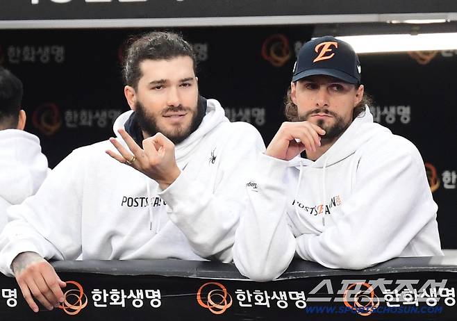 폰세-와이스 동반 붕괴, 3차전은 류현진인데…5회부터 뽑아든 칼? 13명 대거 교체, 왜 중요했나