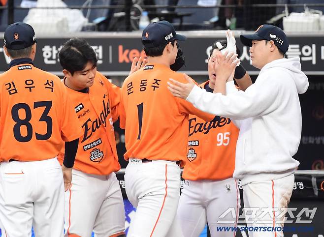 폰세-와이스 동반 붕괴, 3차전은 류현진인데…5회부터 뽑아든 칼? 13명 대거 교체, 왜 중요했나