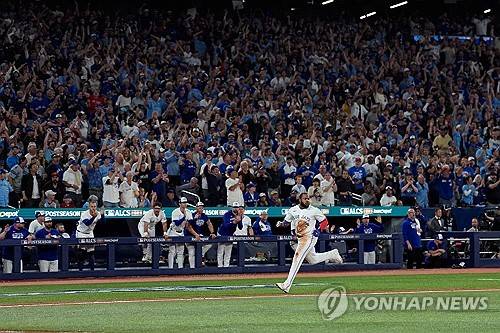 토론토, 시애틀꺾고 3승3패… 7차전 한판에 월드시리즈 결정 [ALCS 6]