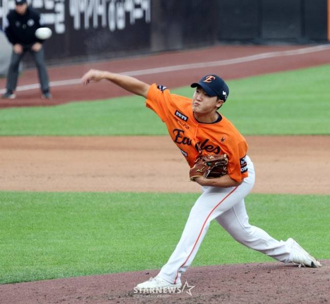 '무려 8명 PS 데뷔' 한화 왜 5회부터 2진급 줄줄이 넣었나, 김경문 감독