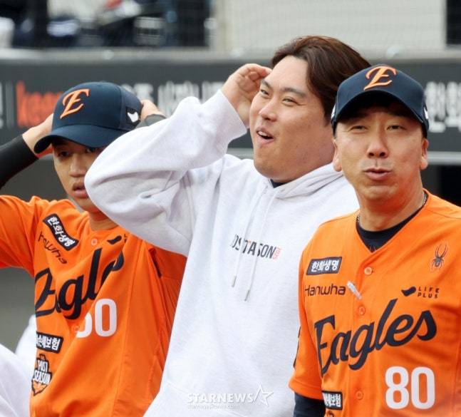 '무려 8명 PS 데뷔' 한화 왜 5회부터 2진급 줄줄이 넣었나, 김경문 감독