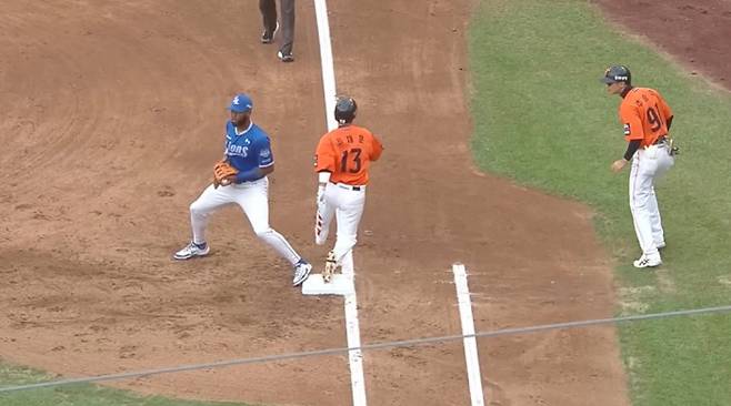 '구단주님이 보고계셔' 복덩이 홈런에 '찬물' 끼얹은 54억 베테랑의 산책질주…PO 흐름이 뒤바뀐 순간 [PO포커스]