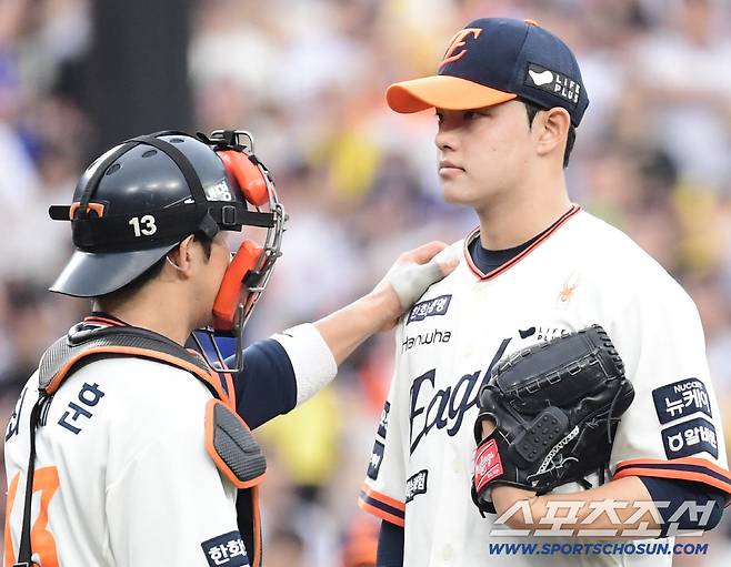 '구단주님이 보고계셔' 복덩이 홈런에 '찬물' 끼얹은 54억 베테랑의 산책질주…PO 흐름이 뒤바뀐 순간 [PO포커스]