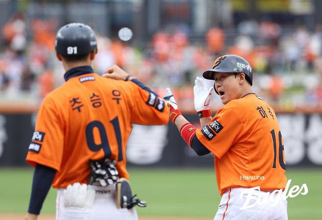 1억1000만원 초라한 FA 계약...추운 겨울 보낸 하주석, 누구보다 뜨거운 가을 사나이 [IS 피플]