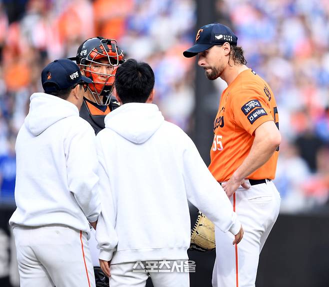 “폰세 공을 먼저 봤더니” 너무 좋아도 문제네…‘불펜 문동주’가 해결책 [PO]