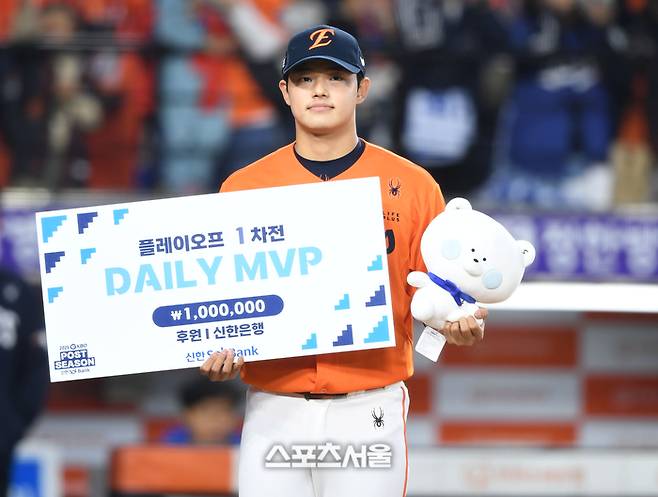 “폰세 공을 먼저 봤더니” 너무 좋아도 문제네…‘불펜 문동주’가 해결책 [PO]