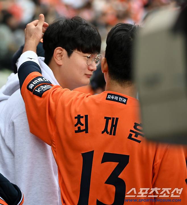 '회장님이 보고계셔' 복덩이 홈런에 '찬물' 끼얹은 54억 베테랑의 산책질주…PO 흐름이 뒤바뀐 순간 [PO포커스]